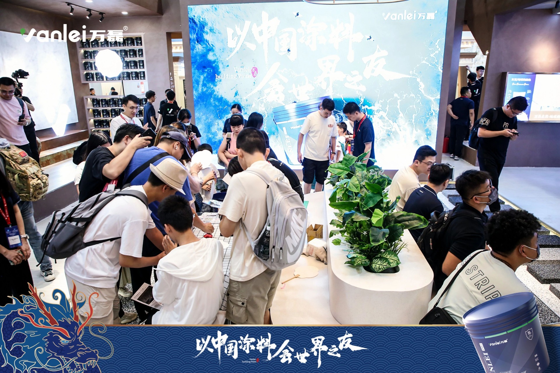 七年蟬聯(lián)展館人氣王！萬磊涂料，以中國(guó)涂料，會(huì)世界之友